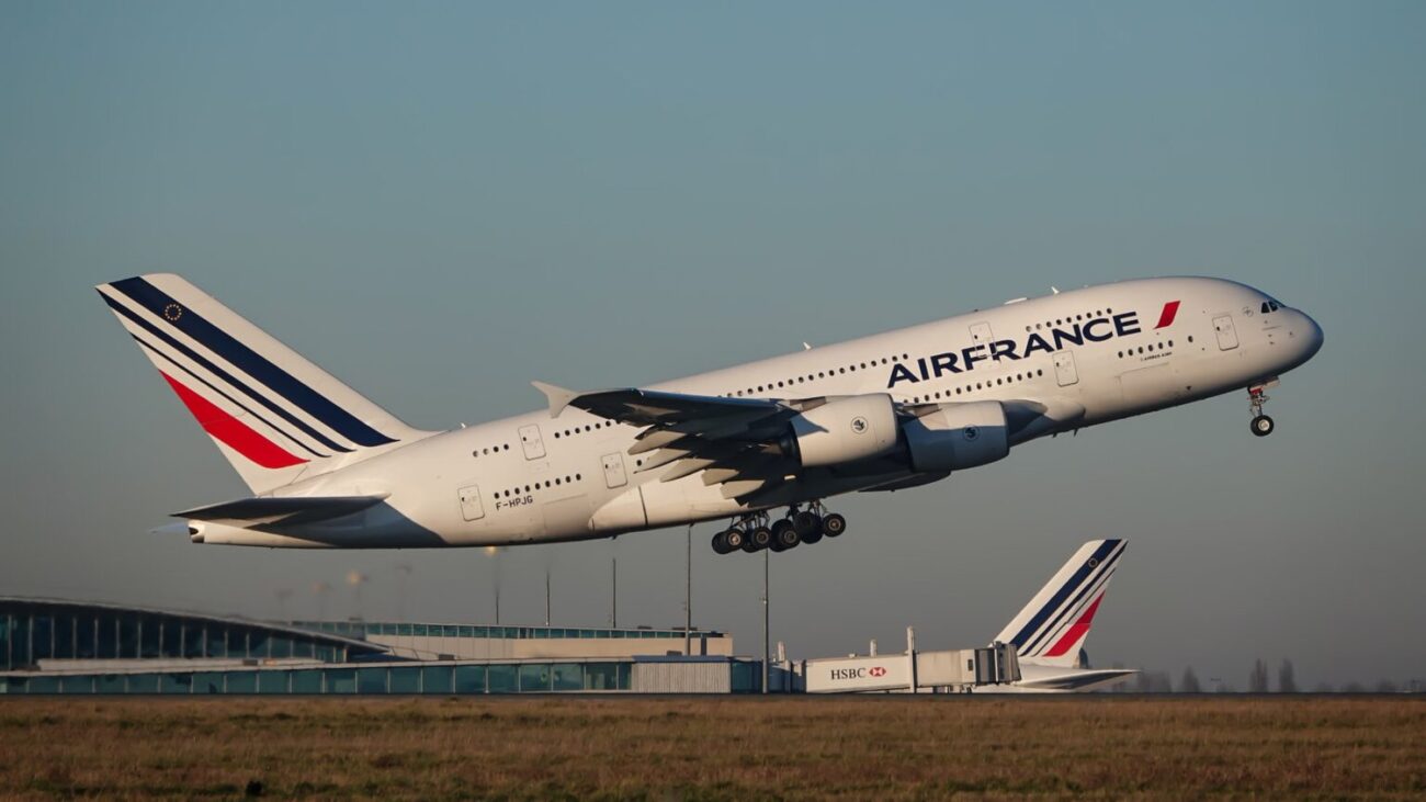 This Airbus A380-861 type code A388 is Operation by Air France. The registration number is F-HPJG. Take off from Paris (Charles de Gaulle Airport).